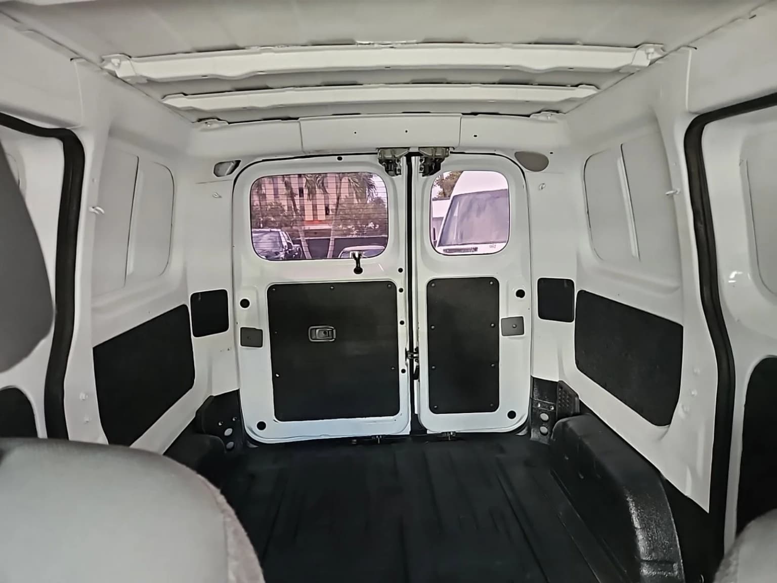 2015 Nissan NV200 Passenger Van - Image 2