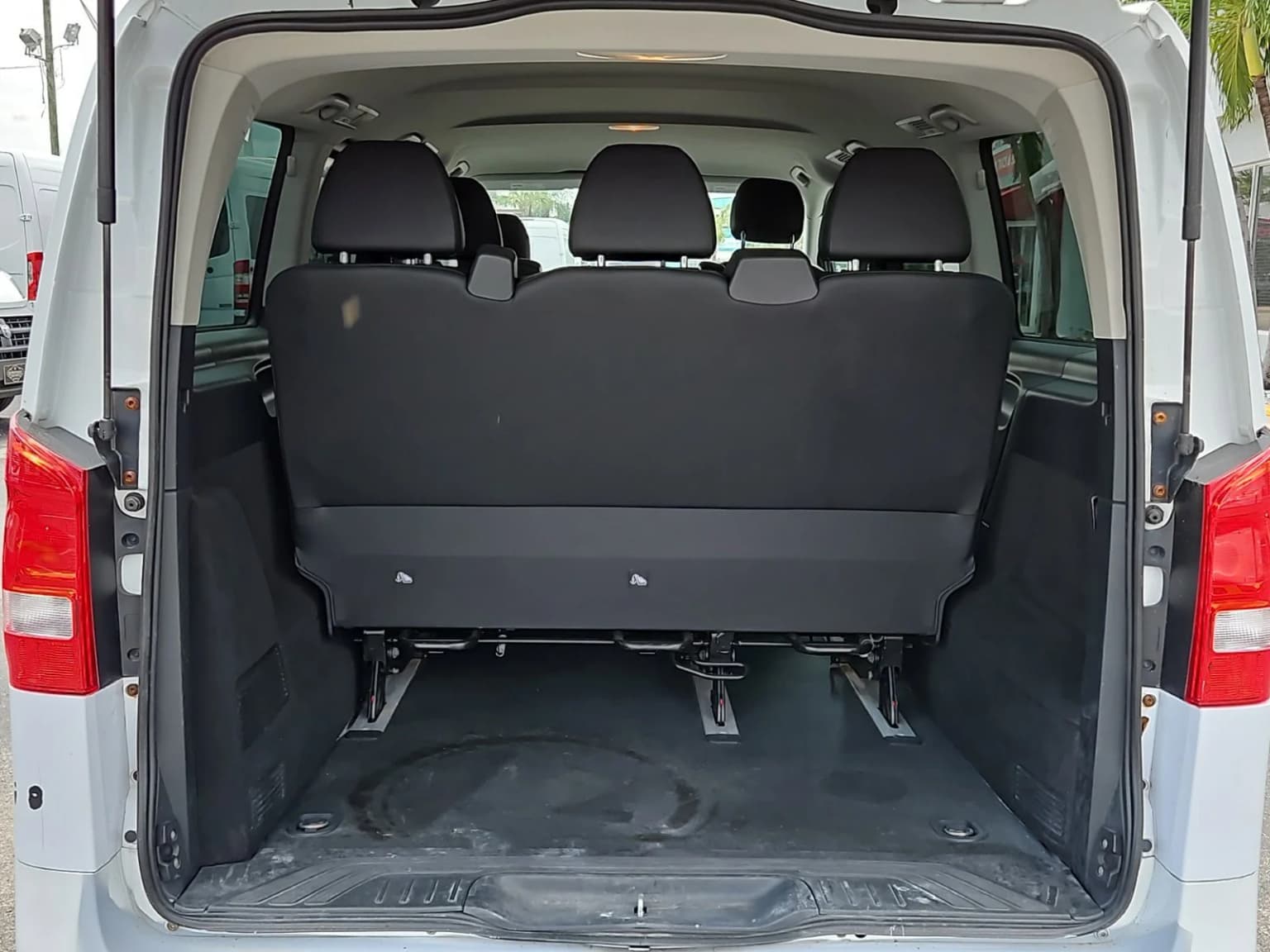 2017 Mercedes Benz Metris Passenger Van - Image 3