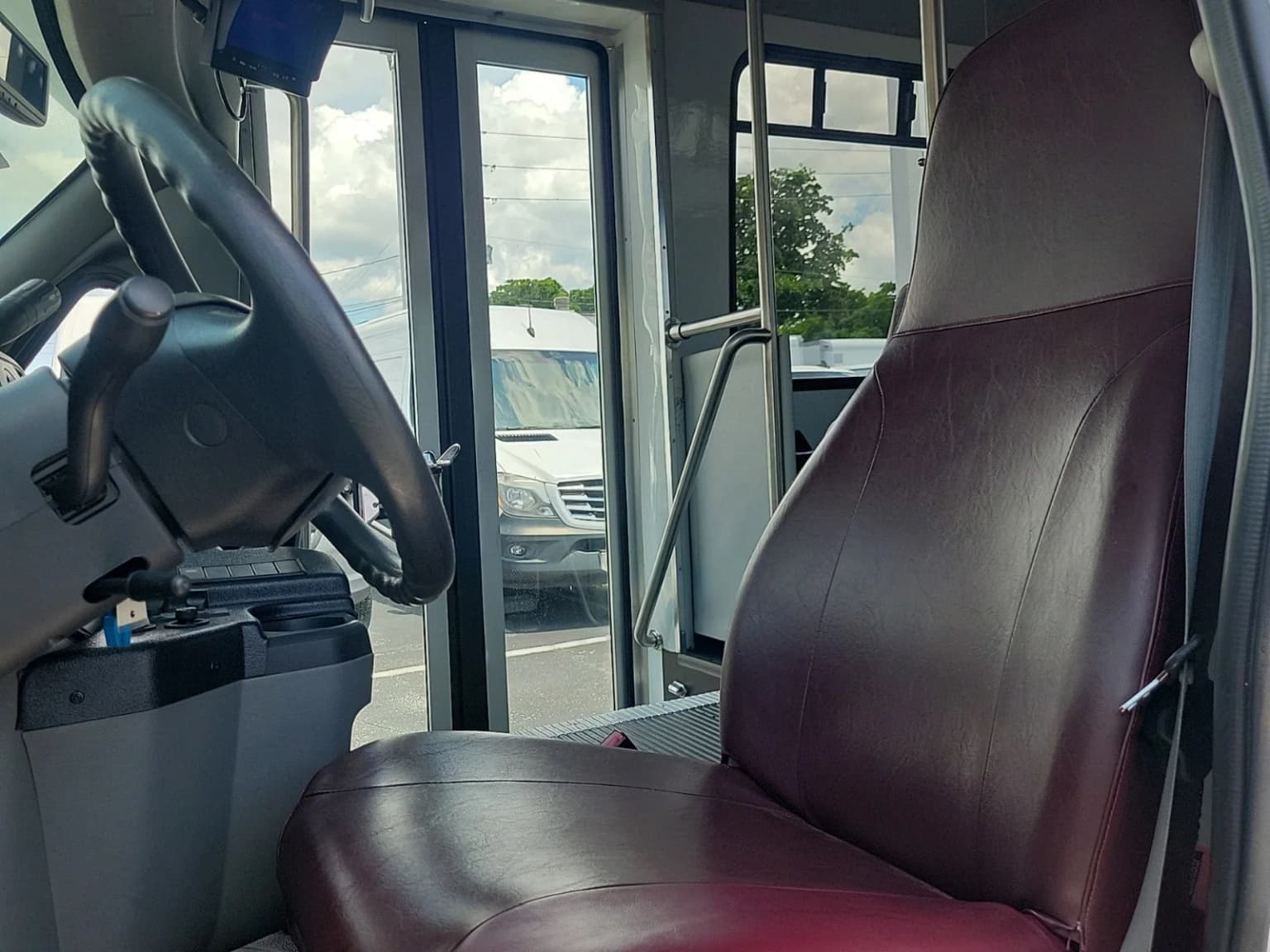 2015 Ford E350 ADA Shuttle Bus - Image 12