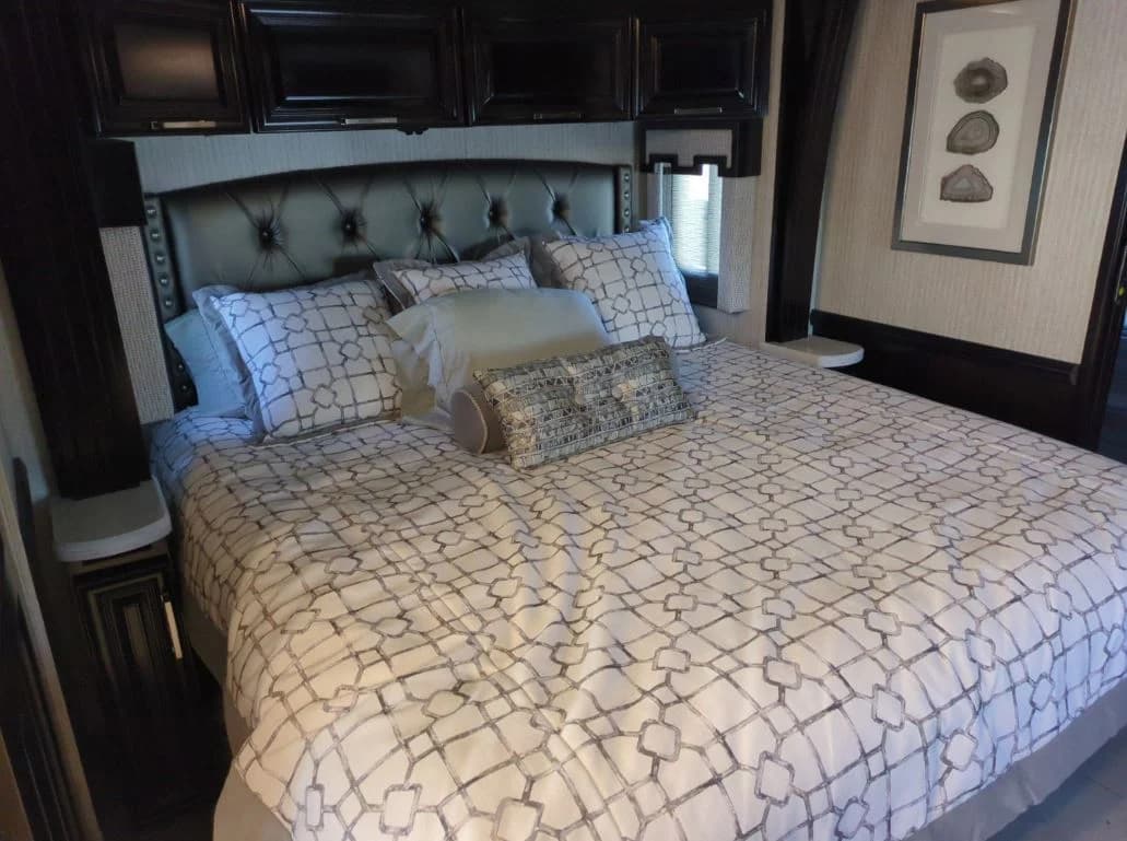 2023 Newmar London Aire Motorcoach Conversion - Image 9