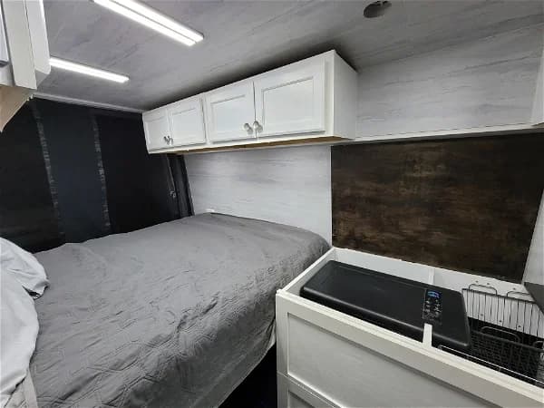 2006 Mercedes Benz Sprinter Van Conversion - Image 9