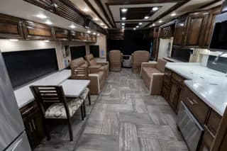 2019 Newmar Mountain Aire 4543 bus
