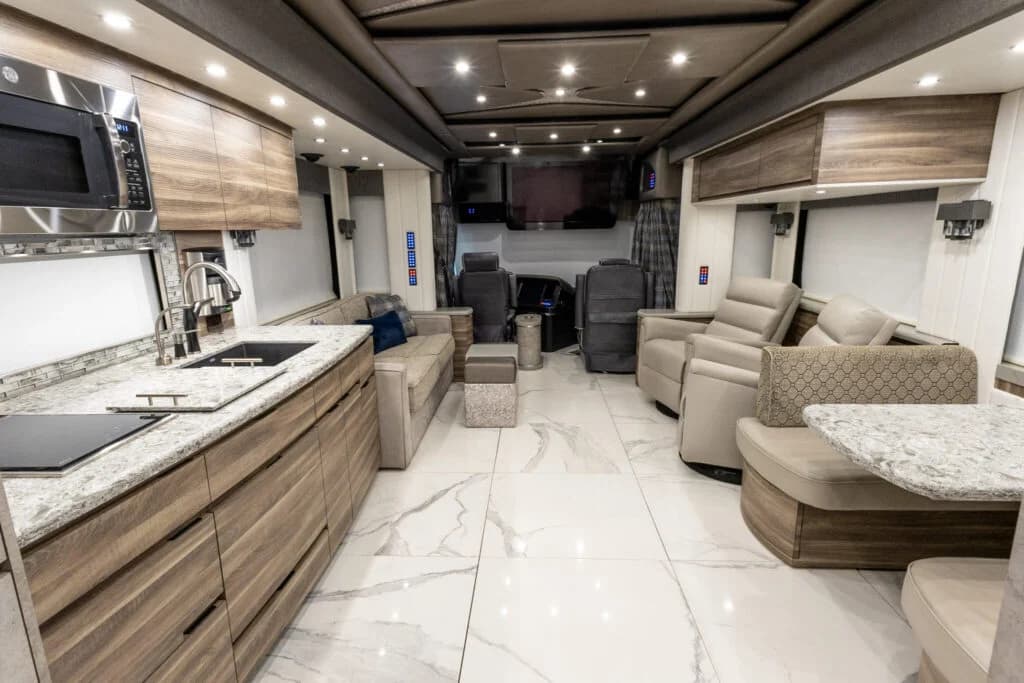 2020 Newell P50 Motorcoach - Image 10