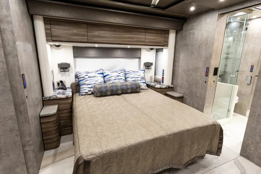 2020 Newell P50 Motorcoach - Image 12