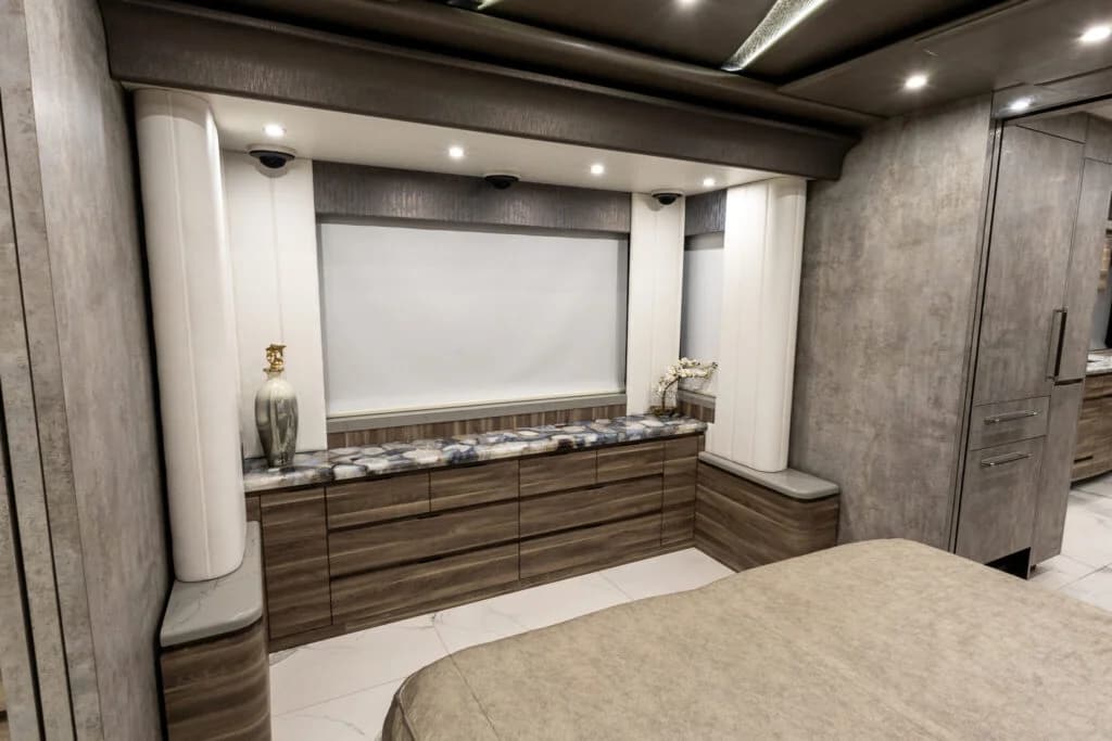 2020 Newell P50 Motorcoach - Image 13