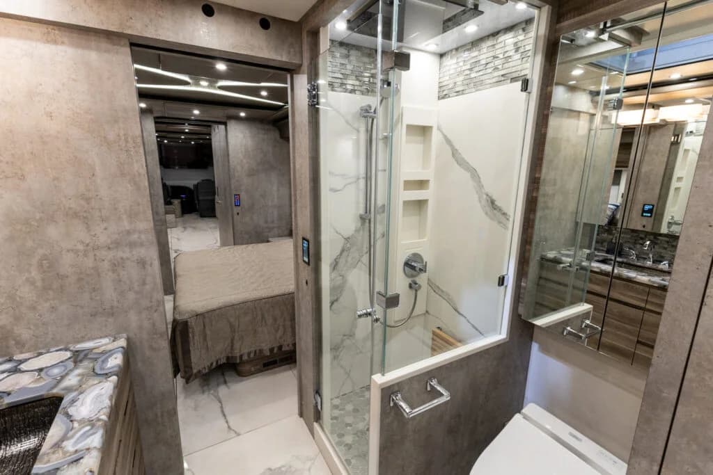 2020 Newell P50 Motorcoach - Image 15