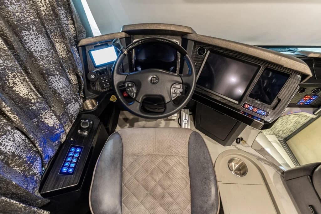 2020 Newell P50 Motorcoach - Image 6