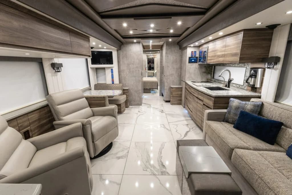 2020 Newell P50 Motorcoach - Image 7