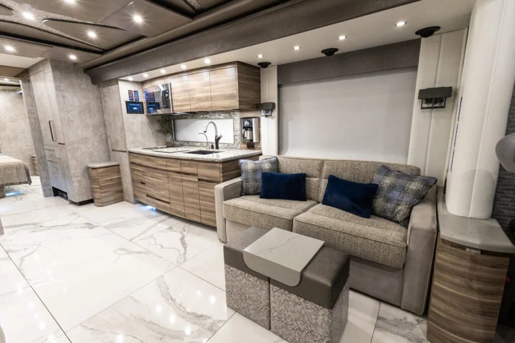2020 Newell P50 Motorcoach - Image 8