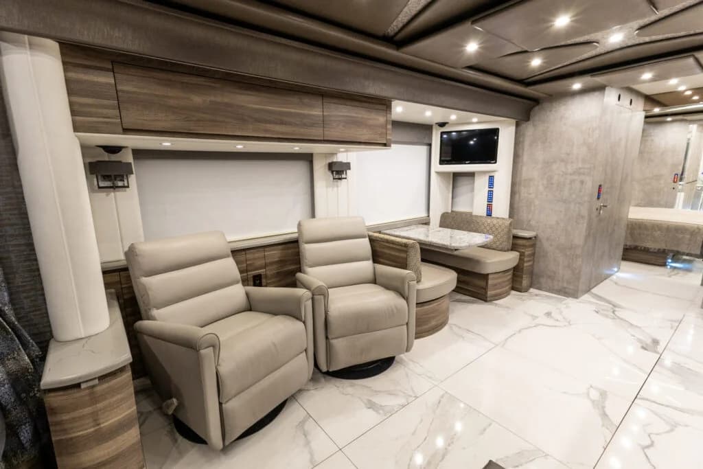 2020 Newell P50 Motorcoach - Image 9