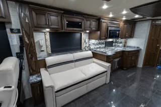 2018 Newmar Ventana 4037 bus