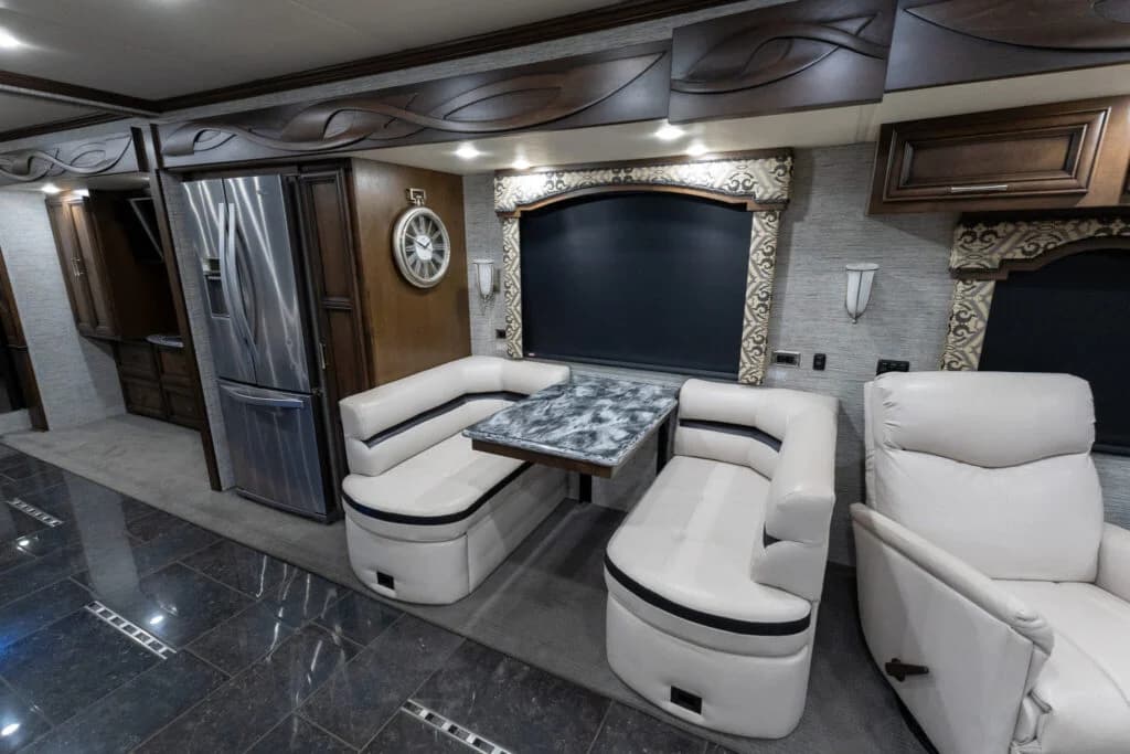 2018 Newmar Ventana 4037 Motorcoach - Image 9