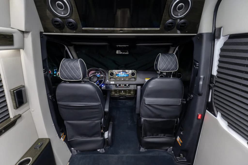 2024 Ultimate Coach XL Motorcoach - Image 7