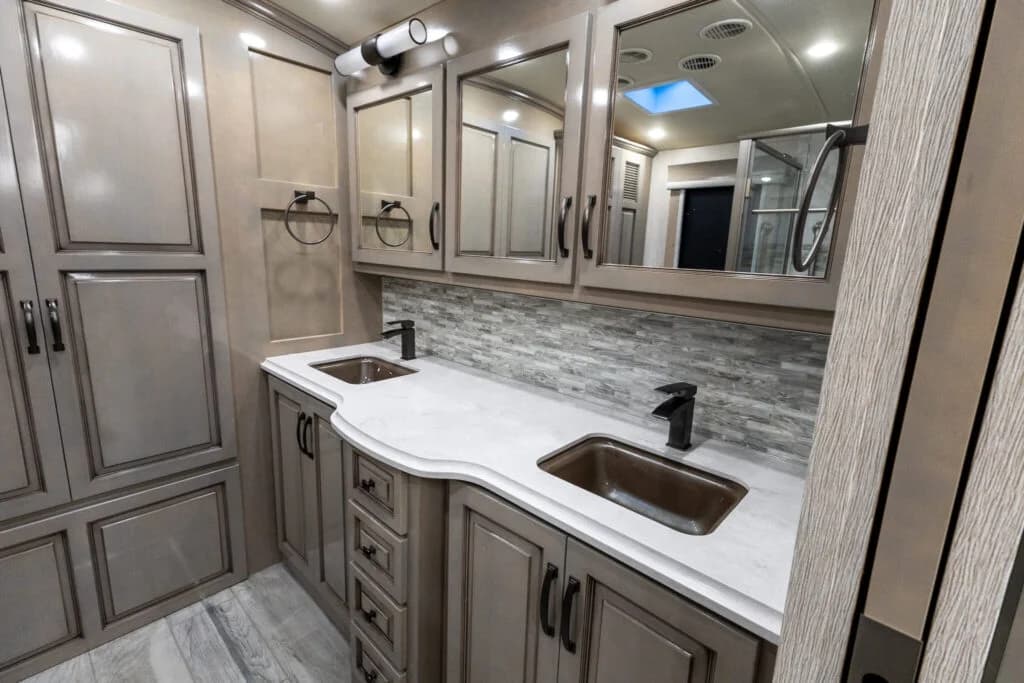 2023 Newmar Dutch Star 4328 Motorcoach - Image 17