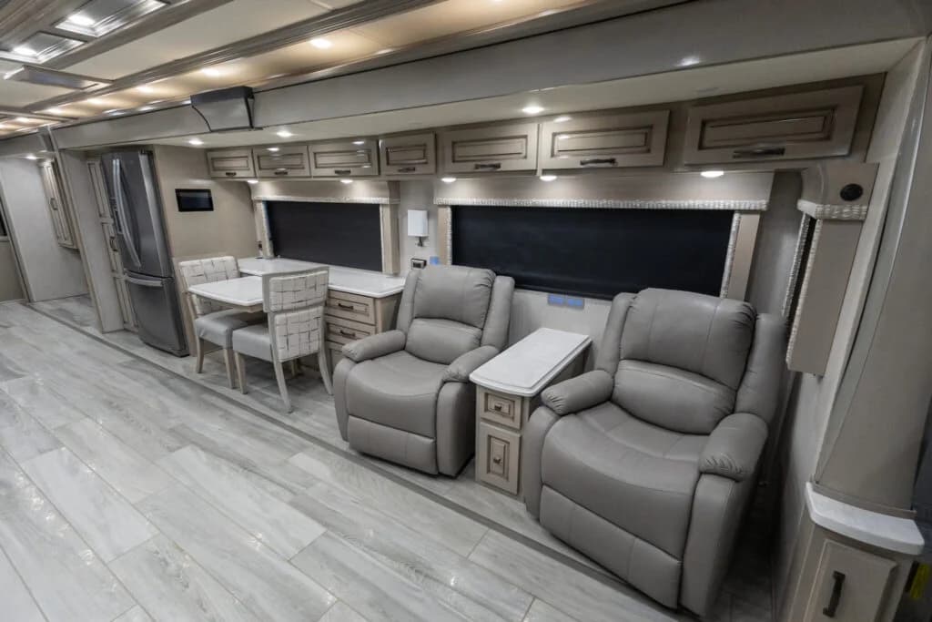 2023 Newmar Dutch Star 4328 Motorcoach - Image 7