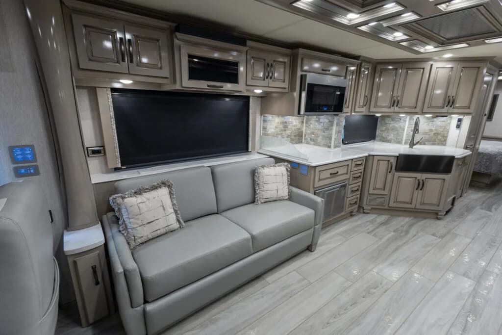2023 Newmar Dutch Star 4328 Motorcoach - Image 9
