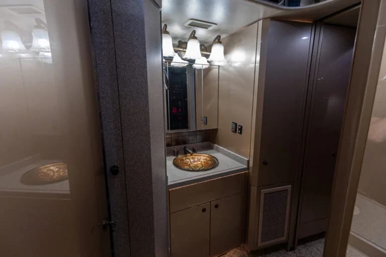 2008 Prevost Featherlite H3-45 Motorcoach - Image 13