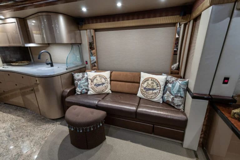 2008 Prevost Featherlite H3-45 Motorcoach - Image 8