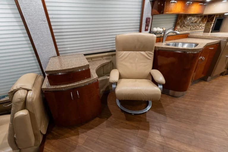 2007 Prevost Liberty H3-45 Motorcoach - Image 10