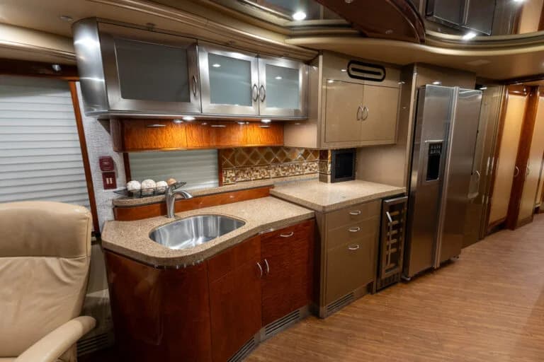 2007 Prevost Liberty H3-45 Motorcoach - Image 11