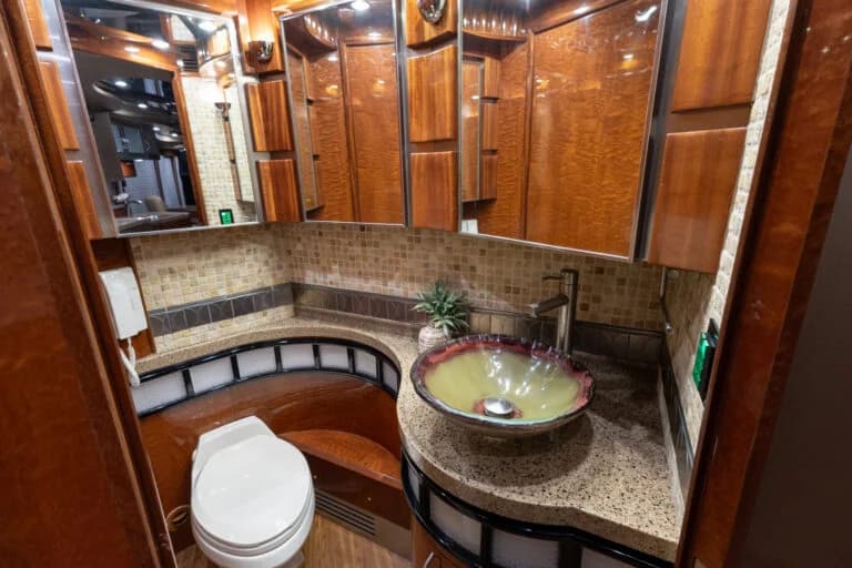 2007 Prevost Liberty H3-45 Motorcoach - Image 13