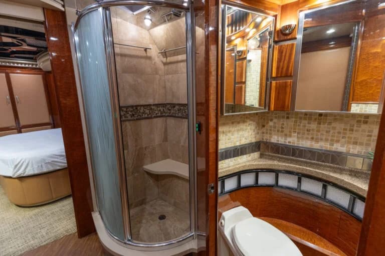 2007 Prevost Liberty H3-45 Motorcoach - Image 14
