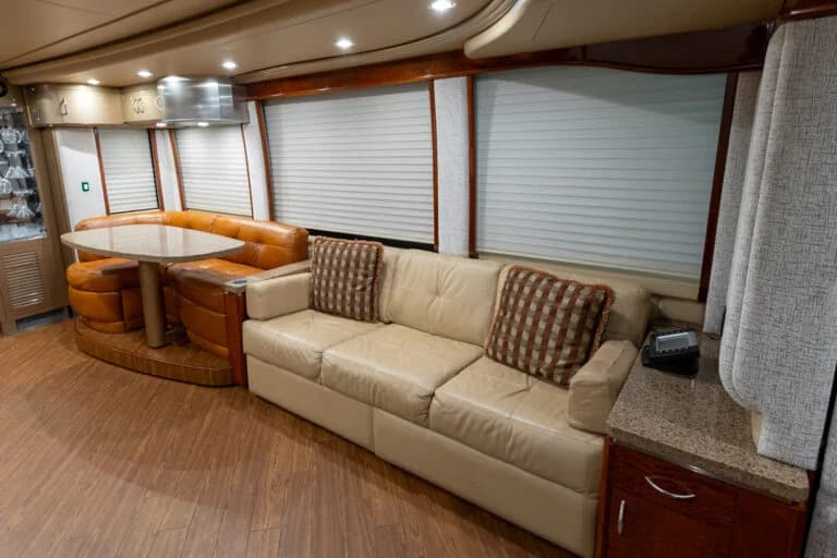 2007 Prevost Liberty H3-45 Motorcoach - Image 8