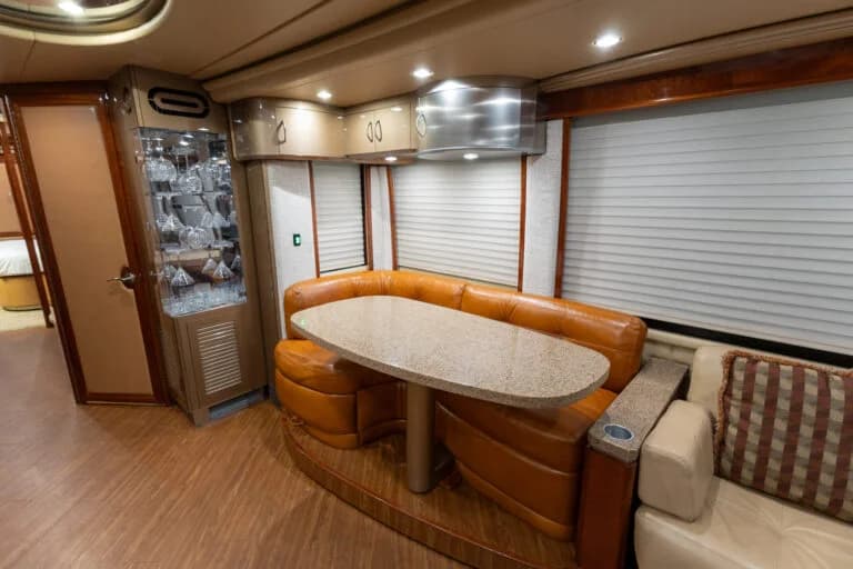 2007 Prevost Liberty H3-45 Motorcoach - Image 9