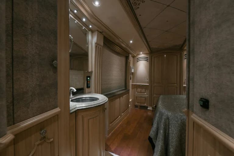 2003 Prevost Liberty H3-45 Motorcoach - Image 18