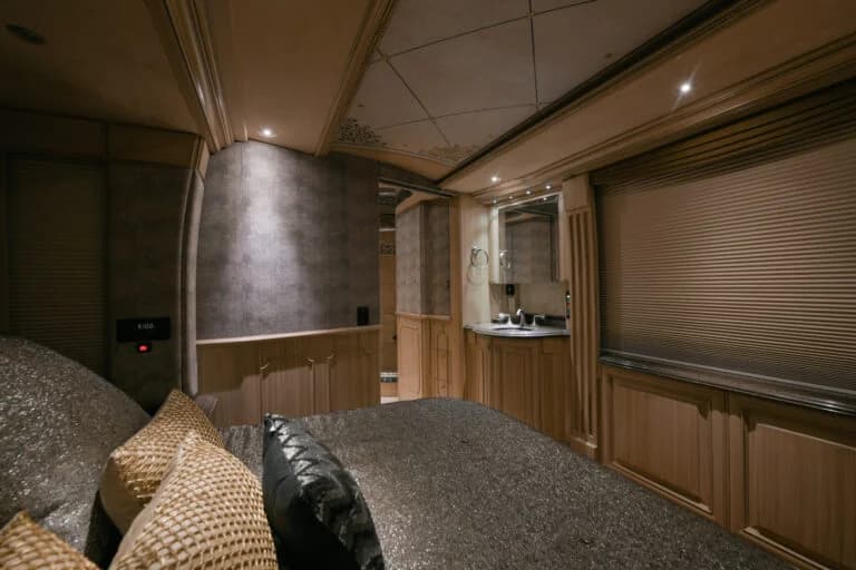 2003 Prevost Liberty H3-45 Motorcoach - Image 20