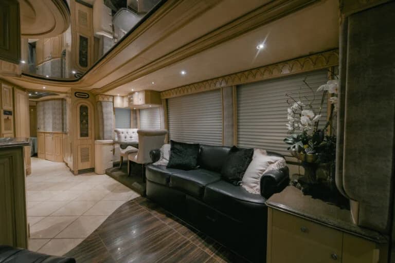 2003 Prevost Liberty H3-45 Motorcoach - Image 10