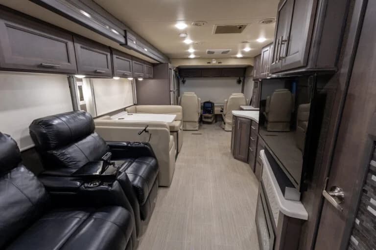 2021 Thor Palazzo Motorcoach - Image 12