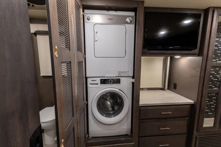 2021 Thor Palazzo Motorcoach - Image 18