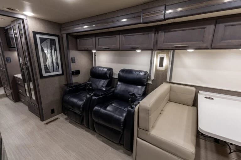 2021 Thor Palazzo Motorcoach - Image 9