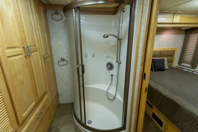 2006 American Coach Tradition 40Z Motorcoach - Image 17