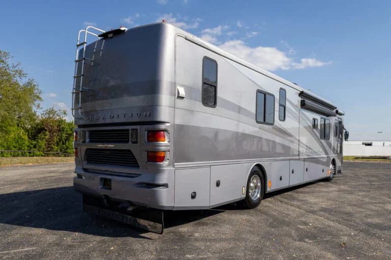 2006 American Coach Tradition 40Z Motorcoach - Image 2