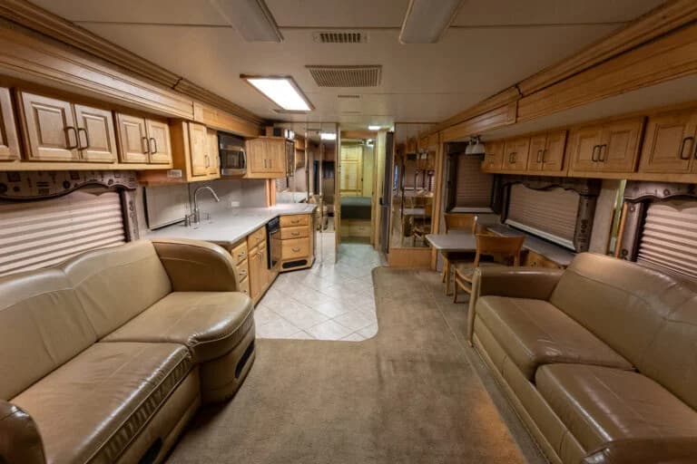 2006 American Coach Tradition 40Z Motorcoach - Image 7