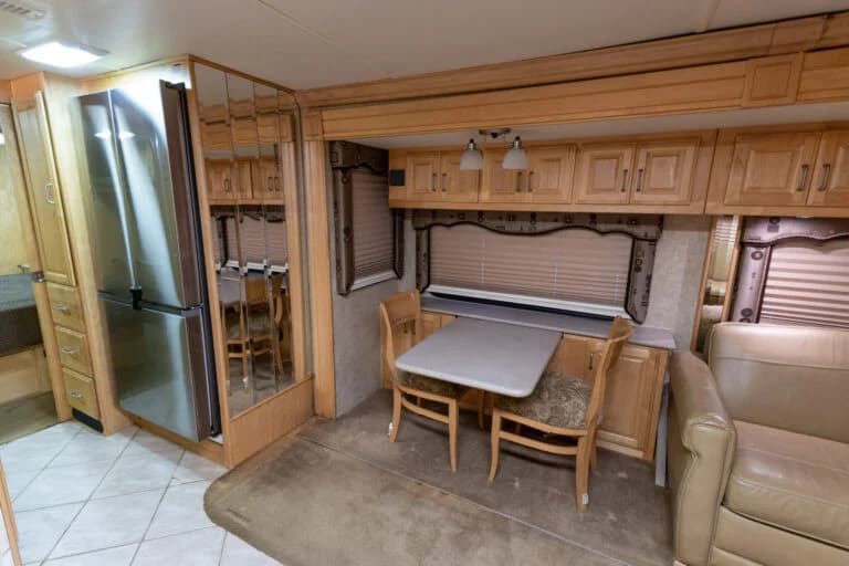 2006 American Coach Tradition 40Z Motorcoach - Image 9
