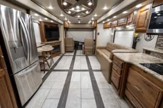 2016 Foretravel Realm LV3 bus