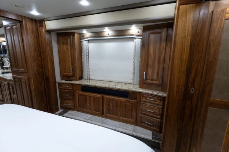 2016 Foretravel Realm LV3 Motorcoach - Image 13