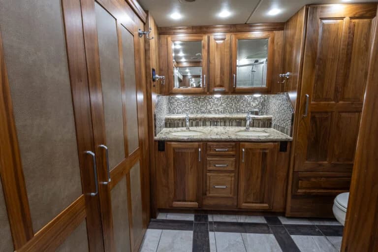 2016 Foretravel Realm LV3 Motorcoach - Image 14