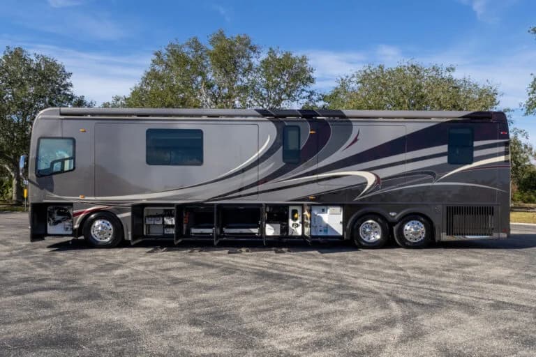 2016 Foretravel Realm LV3 Motorcoach - Image 19