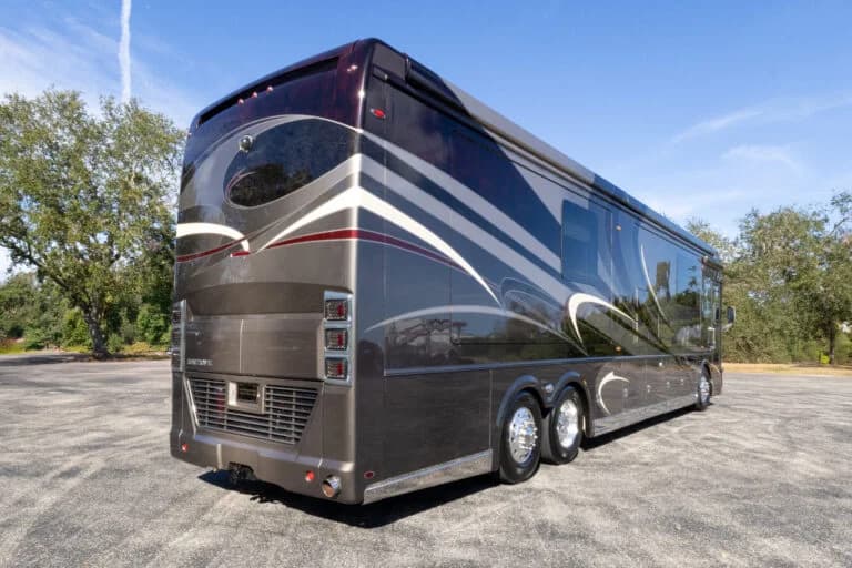 2016 Foretravel Realm LV3 Motorcoach - Image 2