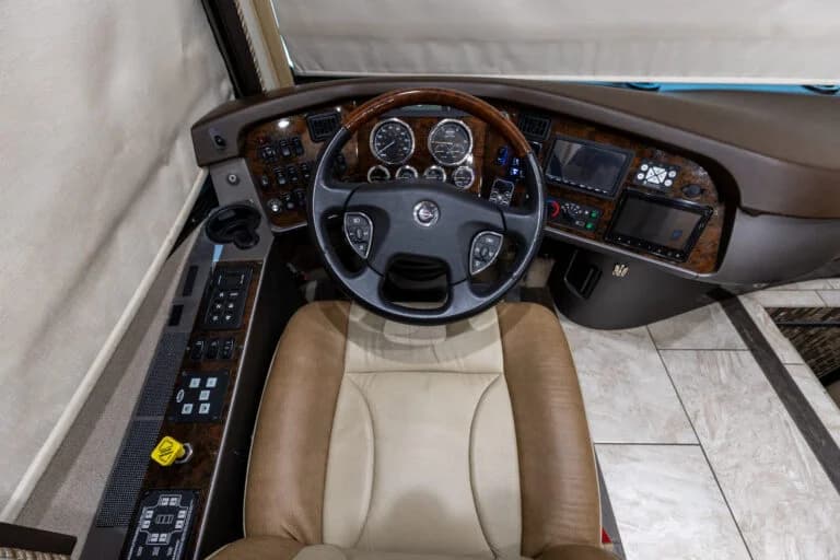 2016 Foretravel Realm LV3 Motorcoach - Image 6