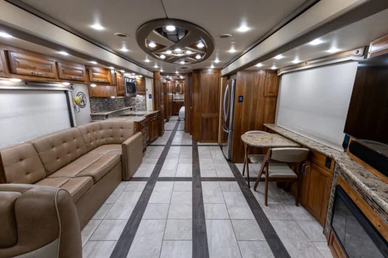 2016 Foretravel Realm LV3 Motorcoach - Image 7