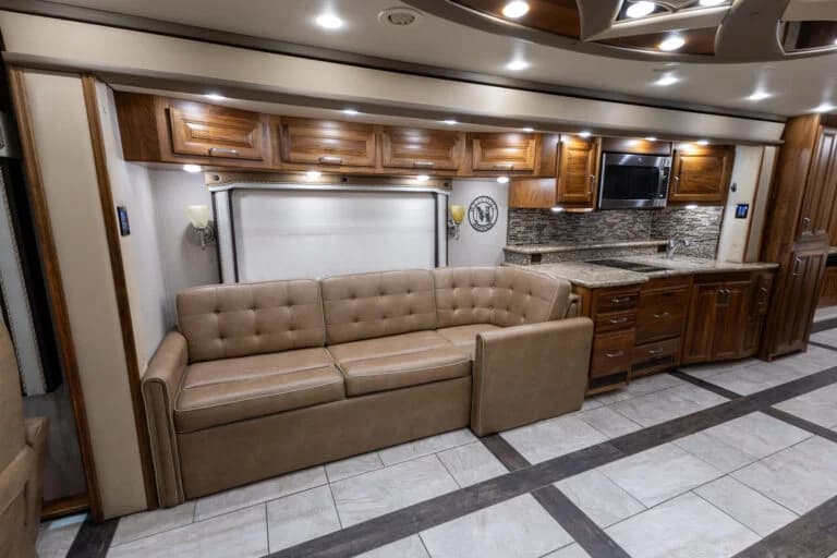 2016 Foretravel Realm LV3 Motorcoach - Image 9