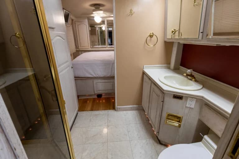 1991 Prevost Country Coach 40XL Motorcoach - Image 12