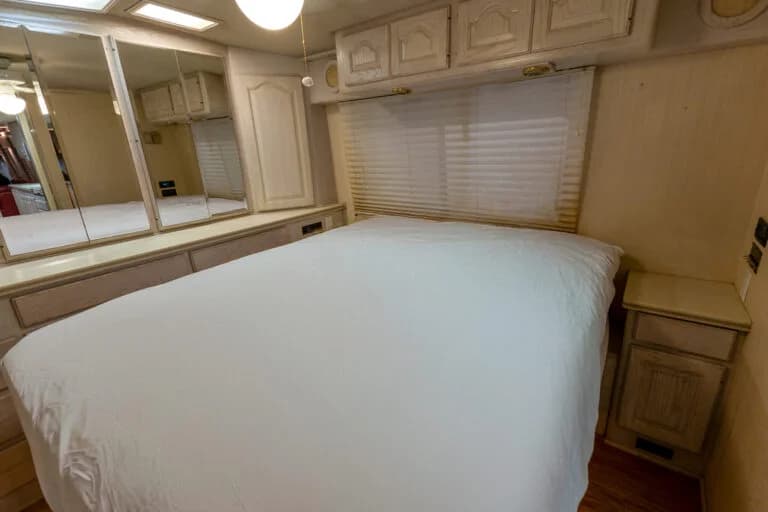 1991 Prevost Country Coach 40XL Motorcoach - Image 14