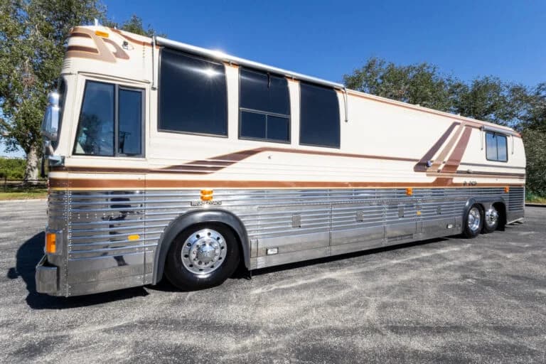 1991 Prevost Country Coach 40XL Motorcoach - Image 5