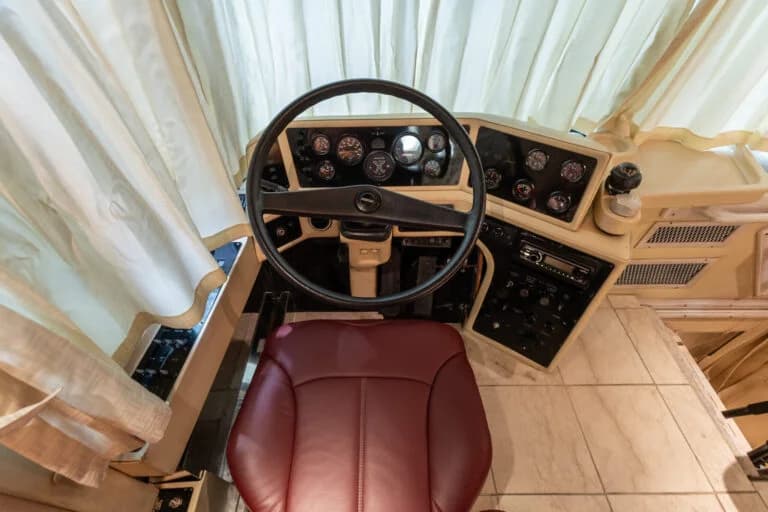 1991 Prevost Country Coach 40XL Motorcoach - Image 7